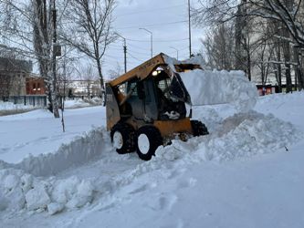 Александр Бондаренко привлек дополнительную снегоуборочную технику для очистки территории своего избирательного округа
